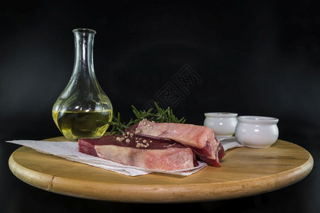 橄榄油迷迭香盐腌制的牛排图片