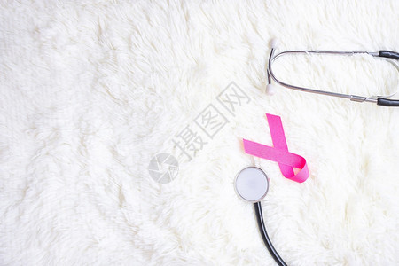 听诊器与粉色丝带预防癌症概念图片