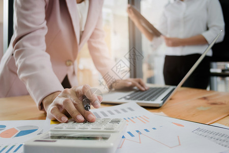 会计业务伙伴对投资进行分析数据文件和计算估价数字a商业伙伴分析投资数金融图片