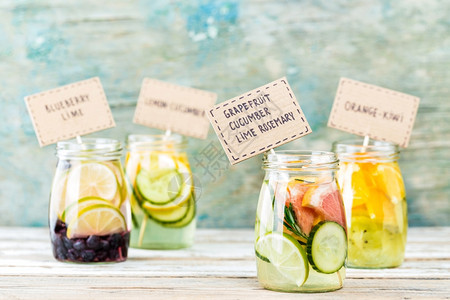 罐子中各种水果注入的去毒用于健康饮食柠檬汽水夏天维他命图片