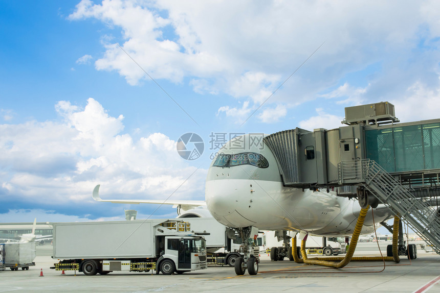 现代的终端机场货运飞装载货物以便通过窗口旅客候机楼进行后勤和运输的检查复制图片