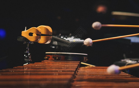 场地鼓一个人在无的音乐台上玩马林巴一个男人在音乐舞台上玩马林巴一个古典图片