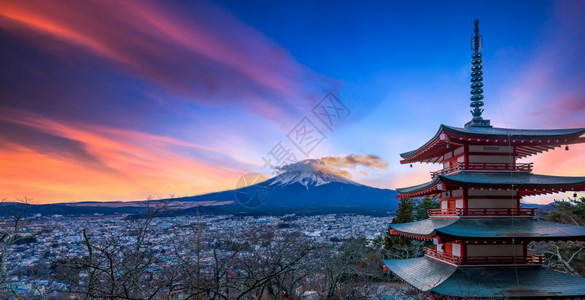 樱花日本横田藤山背景的美丽象日本Yamanashi岛Fujiyoshida红色的塔图片