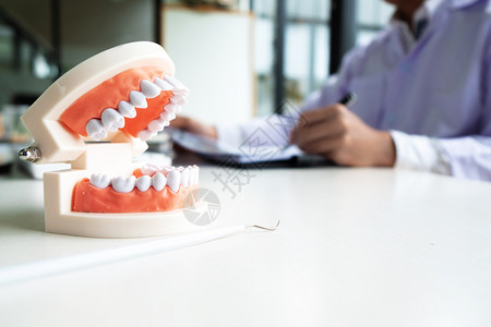 牙科办公室工作的牙医图片