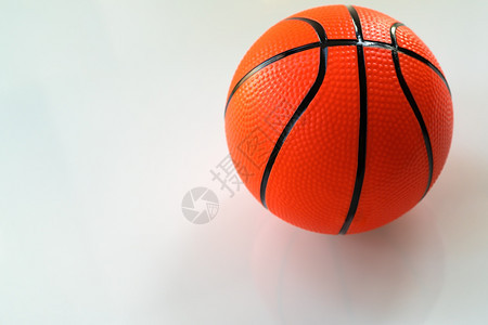 颜色高的战略白背景篮球作为运动和健身活以白色背景打篮球作为体育和健身活动图片