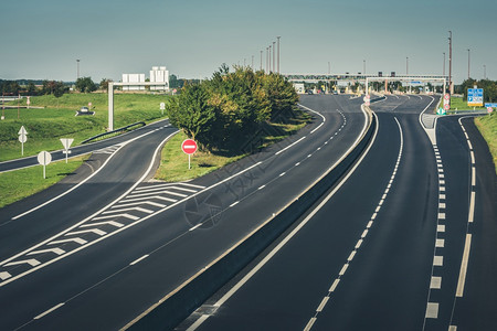 风景穿越法国的Miltilane高速公路经法国设有一个收费支付点沥青驾驶图片