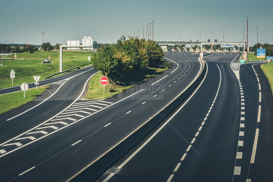 风景穿越法国的Miltilane高速公路经法国设有一个收费支付点沥青驾驶图片