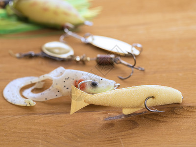 捕食鱼的自制诱饵是摇晃鱼是诱木质背景上的摇晃鱼自制诱饵闪亮的一种漂浮图片