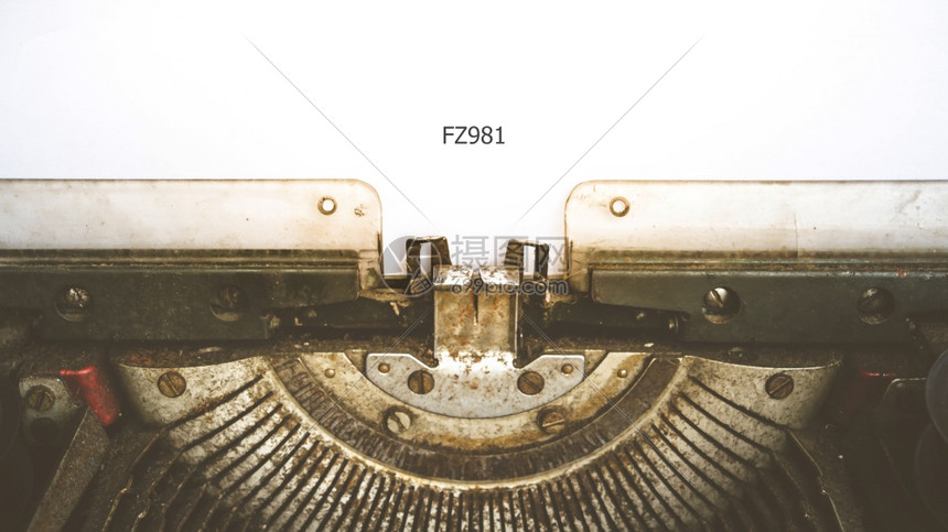 备忘录旧式打字机和一份用FZ981字写着FZ981的空白纸以老旧样式处理金属古董图片