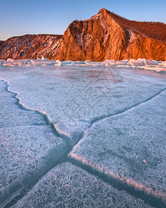 上午BaikalIce和BayUzurOlkhon岛俄罗斯Baikal湖山寒冷的村庄图片