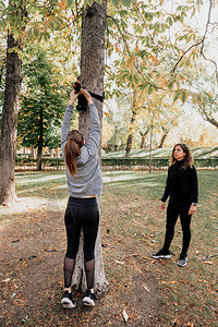 重量一对夫妇女为户外培训准备材料耐力吊索图片