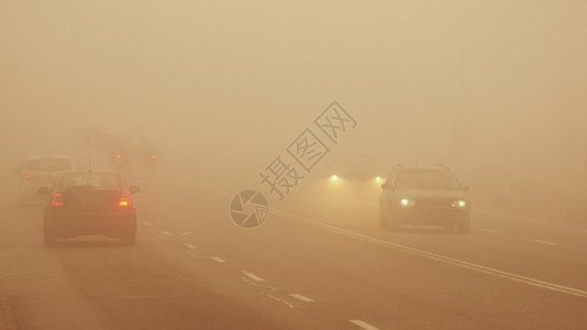 能见度驾驶高速公路冬季天气恶劣公路上的轻型车辆在雾中危险机动车交通情况也十分危险图片