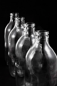 玻璃制造水酒精空瓶子收集无色在黑背景上隔离图片