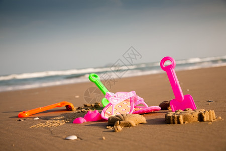 夏天游客太阳儿童在海滩的玩具子军收藏图片