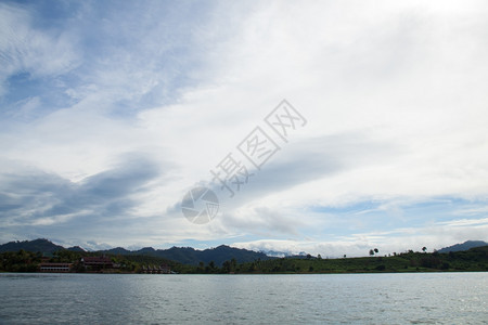 风景水天空山上和河流对自然的观感清晨桑克拉布里图片