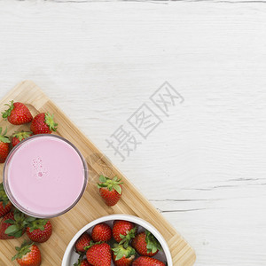 平铺的草莓冰淇淋和水果多汁的营养夏天图片