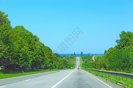 高速公路Asfalt两边有分隔条和自然景观旅行目的地程Askalt道路概念与两边有分隔条和地貌旅行概念路线速度打标边图片