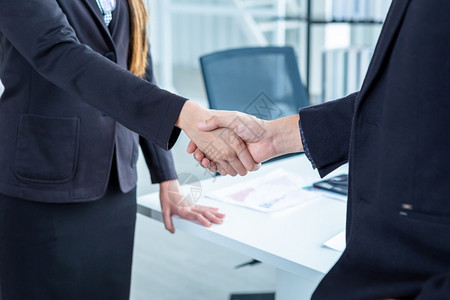 沟通团体女商人和在合同签订或握手问候协议后的办公室背景下握手商业表达了信心大胆和成功的概念工作场所图片
