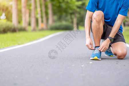 步行自然腿在公园户外露天运动带领鞋的男青年子运动员跑步男子准备在上午运动健康的生活方式和锻炼概念中运行和慢跑图片