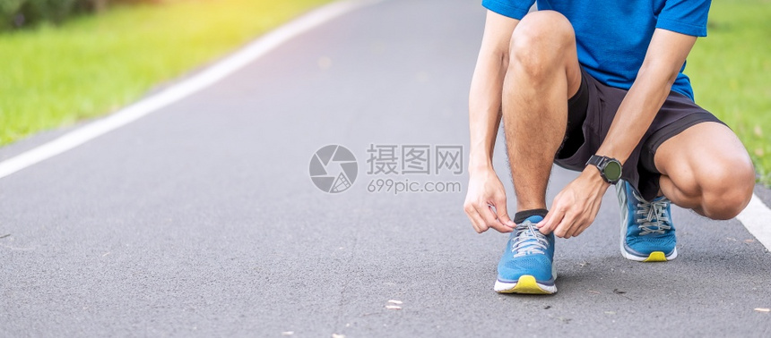 蓝色的自然竞技在公园户外露天运动带领鞋的男青年子运动员跑步男子准备在上午运动健康的生活方式和锻炼概念中运行和慢跑图片