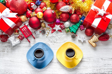 花圈热的圣诞背景有球和装饰品在木板上喜庆的图片
