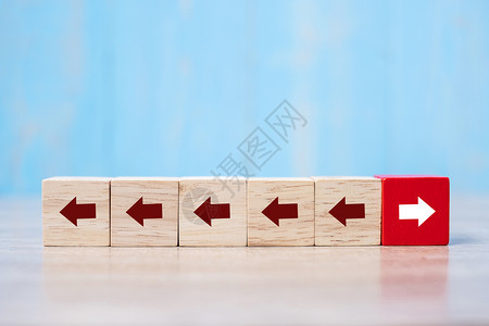 表格背景上箭头方向不同的红块商业增长改进战略成功不同和独特概念等企业增长不同和独特概念使命桌子帕努瓦图片