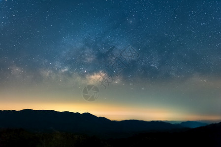 绿色宇宙的银河式系宇宙中带有恒星和空间灰尘长速度于BaanNaSakMaeMohLampang泰国南邦图片
