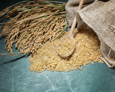 泰国包里装着一堆棕米的袋子中未煮开棕米上满一汤匙大米桌底炒饭植物意大利语图片