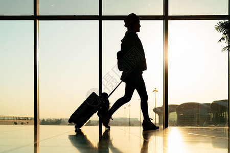 日程女士为了携带手提箱的行人在机场候站旅行的客空中行图片