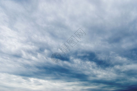 乌云密布的天空充满了深灰色的白云暴风即将来临喜怒无常天堂积雨云图片