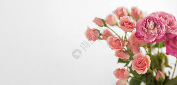 有玫瑰花瓶的表复制空间美丽的照片花瓶和玫瑰桌空间复制艺术的波尔卡礼物图片