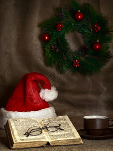 戏服文化眼镜圣诞和新年主题圣经茶杯诞老人帽和园林图片