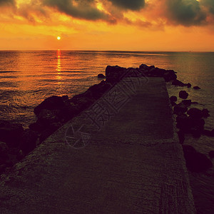海岸线黎明天空日落海边的面日出美丽的浪漫风景与自然图片