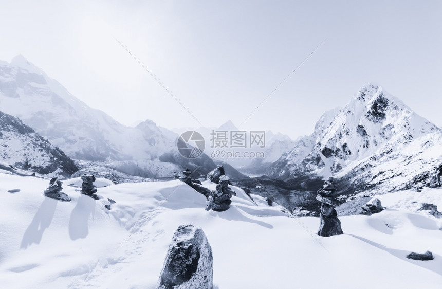 喜马拉雅山清晨乔过道和下雪高峰远足达到最佳图片