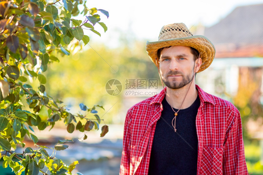 自然帅气的牛仔花园里农民的画像戴牛仔帽的男人帅气牛仔花园里农民的画像帽子高级图片