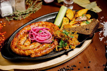 餐具德国最高观点食品概念Fried土豆和巴伐利亚香肠Top观的鸡肉煎土豆刀具不良油图片
