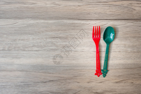 午餐圣诞快乐有叉子和勺在木桌背景上Xmas派对和新年快乐的概念木头用餐图片