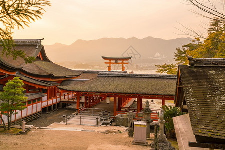 广岛宫日本著名的漂浮托里城门鸟居历史的图片