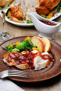 鱼片烤火鸡的切和红莓橙酱及水果和蔬菜加料盛宴晚餐图片