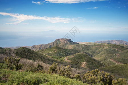 结石谷位于西班牙加那利岛ElHierro岛背景之下从塞岛最高点看的拉戈梅地貌高原图片