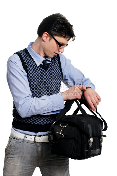 现代的人们男年轻拿着一袋看白底表的子在白色背景上看着手表图片