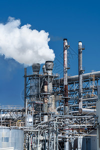 工业厂在蓝天上排放烟雾的管道发射抽烟环境图片