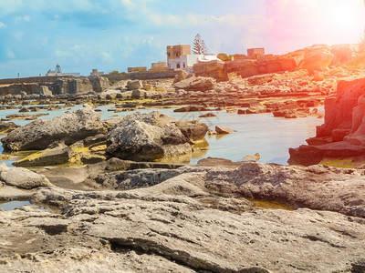 西里岛岩石海岸的景象冒险支撑颜色图片