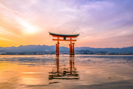 历史的宫岛日本著名的漂浮托里城门亚洲黄昏图片