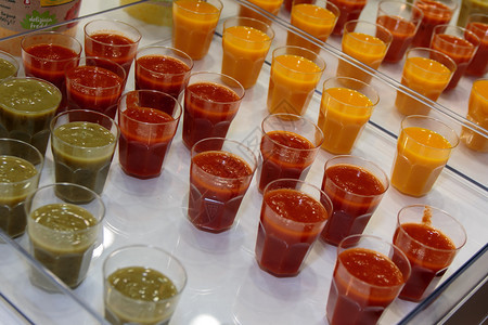 青豆橙色胡萝卜和红番茄中小塑料玻璃团素食主义者自制菜泥图片