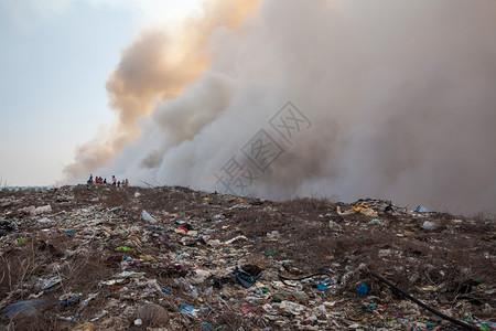 冒险焚烧垃圾堆中的一废烟燃烧垃圾堆中的大量烟雾桩非法的图片