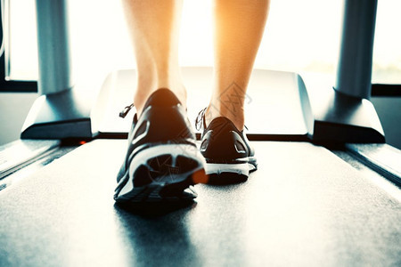 福利鞋在跑步机上锻炼的人特写运动俱乐部跑步机上行走的女双腿特写健身和概念锻炼和力量训练概念运动俱乐部主题美丽图片