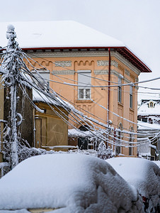 运输白色的落下冬季概念的第一次降雪后车内满是的汽停在街上的雪车深层积图片