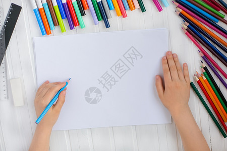孩子颜色童手用彩铅笔涂在木制桌上一张白纸童子手用彩色铅笔画在纸上脾气图片