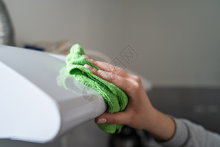 女紧握着不知名的高加索女人手她拿着衣布从厨房清洁室边观消毒的家具上擦粉尘污垢内部的擦拭图片